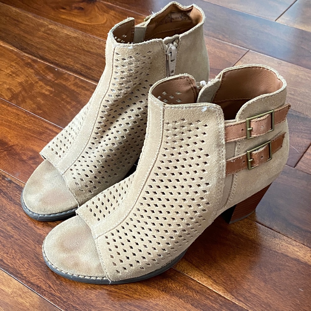 Vionic Perforated Tan Ankle Booties
